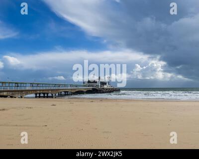 Bournemouth, Regno Unito - 1 marzo 2024: Nuvole sul molo vista da West Beach. Foto Stock