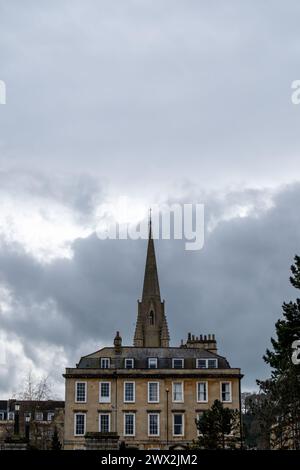 Chiesa di San Giovanni Evangelista con case georgiane in primo piano, Bath, Regno Unito Foto Stock