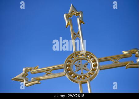 Nach fast zehn Jahren ist das Turmkreuz auf die evangelische Friedenskirche im Potsdamer Park Sanssouci zurueckgekehrt. DAS im November 2014 aus Sicherheitsgruenden abgenommene mehr als drei Meter hohe Kreuz wurde am Mittwoch wieder auf dem Campanile, dem Glockenturm der Kirche, enthuellt foto vom 27.03.2024 Der 1850 errichtete Turm wird seit February 2022 saniert. DAS Dach des rund 42 Meter hohen Campanile sei inzwischen instand gesetzt und mit Zinkblech neu eingedeckt, hiess es von der Stiftung Preussische Schloesser und Gaerten. Die Kirche gehoert zum UNESCO-Weltkulturerbe. Siehe epd-Meldung Foto Stock