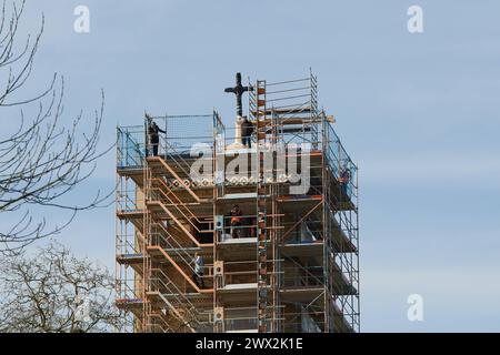 Nach fast zehn Jahren ist das Turmkreuz auf die evangelische Friedenskirche im Potsdamer Park Sanssouci zurueckgekehrt. DAS im November 2014 aus Sicherheitsgruenden abgenommene mehr als drei Meter hohe Kreuz wurde am Mittwoch wieder auf dem Campanile, dem Glockenturm der Kirche, enthuellt foto vom 27.03.2024 Der 1850 errichtete Turm wird seit February 2022 saniert. DAS Dach des rund 42 Meter hohen Campanile sei inzwischen instand gesetzt und mit Zinkblech neu eingedeckt, hiess es von der Stiftung Preussische Schloesser und Gaerten. Die Kirche gehoert zum UNESCO-Weltkulturerbe. Siehe epd-Meldung Foto Stock