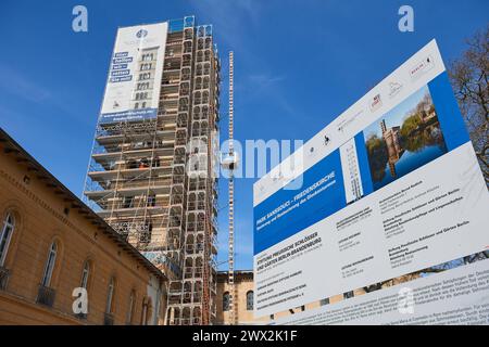 Nach fast zehn Jahren ist das Turmkreuz auf die evangelische Friedenskirche im Potsdamer Park Sanssouci zurueckgekehrt. DAS im November 2014 aus Sicherheitsgruenden abgenommene mehr als drei Meter hohe Kreuz wurde am Mittwoch wieder auf dem Campanile, dem Glockenturm der Kirche, enthuellt foto vom 27.03.2024 Der 1850 errichtete Turm wird seit February 2022 saniert. DAS Dach des rund 42 Meter hohen Campanile sei inzwischen instand gesetzt und mit Zinkblech neu eingedeckt, hiess es von der Stiftung Preussische Schloesser und Gaerten. Die Kirche gehoert zum UNESCO-Weltkulturerbe. Siehe epd-Meldung Foto Stock