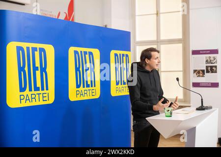 Vienna, Österreich. 18. Jänner 2024. Pressekonferenz der Bierpartei, Stellungnahme des Parteivorsitzenden Dr. Dominik Wlazny zur Nationalratswahl 2024 Vienna *** Vienna, Austria 18 gennaio 2024 Conferenza stampa del Partito della birra, dichiarazione del presidente del partito Dr. Dominik Wlazny sulle elezioni del Consiglio nazionale di Vienna del 2024 Foto Stock