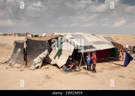 Raqqa, Syrie. 2 ottobre 2023. © Chris Huby/le Pictorium/MAXPPP - Raqqa 02/10/2023 Chris Huby/le Pictorium - 02/10/2023 - Syrie/Syrie du nord/Raqqa - Camp informel de Jarwa, ou vivent Plus d'un millier de familles syriennes deplacees de Deir ez-Zor - Valeurs ACtuelles out, RUSSIA out, NO RUSSIA #norussia/02/Raqa camp informale siria/10/2023 - siria/Raqqa casa di oltre un migliaio di famiglie siriane sfollate da Deir ez-Zor - credito: MAXPPP/Alamy Live News Foto Stock