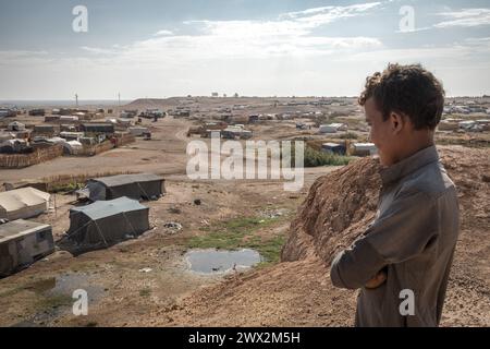 Raqqa, Syrie. 2 ottobre 2023. © Chris Huby/le Pictorium/MAXPPP - Raqqa 02/10/2023 Chris Huby/le Pictorium - 02/10/2023 - Syrie/Syrie du nord/Raqqa - un enfant deplace surplombe le camp informel de Hattash. 1000 Familles Venues de Deir ez-Zor y vivent depuis più de 3 ANS. - Valeurs ACtuelles fuori, RUSSIA FUORI, NO RUSSIA #norussia/02/10/2023 - Siria/siria settentrionale/Raqqa - Un bambino sfollato si affaccia sul campo informale di Hattash. 1.000 famiglie di Deir ez-Zor vivono lì da oltre 3 anni. Crediti: MAXPPP/Alamy Live News Foto Stock