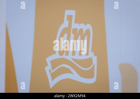 DAS Logo der Drogeriekette DM klebt auf einer Fensterfront a Berlino, 27.03.2024. Berlin Deutschland *** il logo della catena di farmacie DM è bloccato su una vetrina a Berlino, 27 03 2024 Berlino Germania Copyright: xLorenzxHuterxphotothek.dex Foto Stock