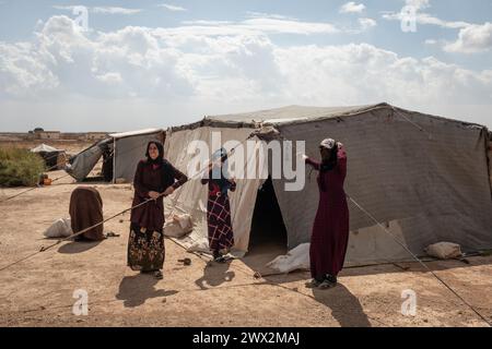 Raqqa, Syrie. 2 ottobre 2023. © Chris Huby/le Pictorium/MAXPPP - Raqqa 02/10/2023 Chris Huby/le Pictorium - 02/10/2023 - Syrie/Syrie du nord/Raqqa - Camp informel de Hattash - vue d'ensemble de Deplaces qui vivent dans le camp depuis 3 ANS. - Valeurs ACtuelles fuori, RUSSIA FUORI, NO RUSSIA #norussia/02/10/2023 - Siria/siria settentrionale/Raqqa - campo informale Hattash - panoramica degli sfollati che vivono nel campo da 3 anni. Crediti: MAXPPP/Alamy Live News Foto Stock