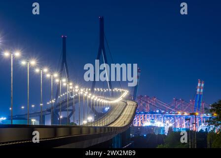 Ponte Köhlbrand nel porto di Amburgo di notte. Secondo uno studio, la nuova costruzione è inevitabile entro il 2030. Foto Stock