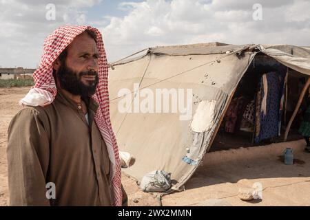 Raqqa, Syrie. 2 ottobre 2023. © Chris Huby/le Pictorium/MAXPPP - Raqqa 02/10/2023 Chris Huby/le Pictorium - 02/10/2023 - Syrie/Syrie du nord/Raqqa - Camp informel de Hattash - Portait de Mohammed, qui vit sous sa tente depuis 3 ANS. Venu de Deir ez-Zor - Valeurs ACtuelles fuori, RUSSIA FUORI, NO RUSSIA #norussia/02/10/2023 - Siria/siria settentrionale/Raqqa - campo informale Hattash - Ritratto di Maometto, che vive nella sua tenda da 3 anni. Da Deir ez-Zor credito: MAXPPP/Alamy Live News Foto Stock