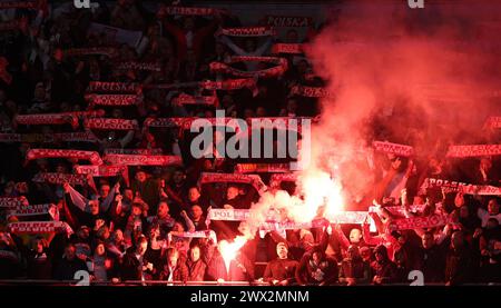 Cardiff, Regno Unito. 26 marzo 2024. Tifosi polacchi con razzi e sciarpe davanti a k/o.. Galles contro Polonia, qualificazione a Euro 2024, gioca la partita finale allo stadio cittadino di Cardiff, a Cardiff, Galles del Sud, giovedì 21 marzo 2024. Solo per uso editoriale. foto di Andrew Orchard/Andrew Orchard fotografia sportiva/Alamy Live News Credit: Andrew Orchard fotografia sportiva/Alamy Live News Foto Stock