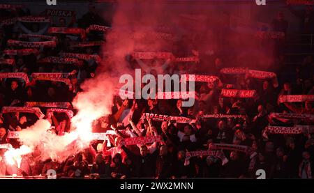 Cardiff, Regno Unito. 26 marzo 2024. Tifosi polacchi con razzi e sciarpe davanti a k/o.. Galles contro Polonia, qualificazione a Euro 2024, gioca la partita finale allo stadio cittadino di Cardiff, a Cardiff, Galles del Sud, giovedì 21 marzo 2024. Solo per uso editoriale. foto di Andrew Orchard/Andrew Orchard fotografia sportiva/Alamy Live News Credit: Andrew Orchard fotografia sportiva/Alamy Live News Foto Stock