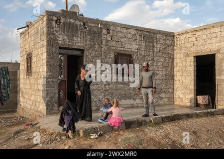 Raqqa, Syrie. 2 ottobre 2023. © Chris Huby/le Pictorium/MAXPPP - Raqqa 02/10/2023 Chris Huby/le Pictorium - 02/10/2023 - Syrie/Syrie du nord/Raqqa - Village de Katuniyeh - Une famille de syriens a recu quelques aides d'ONG, notamment des food Baskets qui leur permettent de planter des legumes chaque annee. - Valeurs ACtuelles Out, RUSSIA OUT, NO RUSSIA #norussia/02/10/2023 - Siria/siria settentrionale/Raqqa - villaggio di Katuniyeh - Una famiglia siriana ha ricevuto qualche aiuto dalle ONG, tra cui cesti alimentari che consentono loro di piantare verdure ogni anno. Crediti: MAXPPP/Alamy Live News Foto Stock