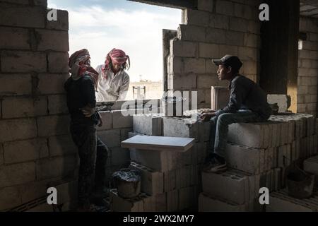 © Chris Huby/le Pictorium/MAXPPP - Raqqa 05/10/2023 Chris Huby/le Pictorium - 05/10/2023 - Syrie/Syrie du nord/Raqqa - Dans les nombreux chantiers de Reconstruction de la ville, Plus de 3000 enfants en Bas age travaillent, dans des conditions de securite absentes. Il generale prives d'ecole, ils accompagnent leurs peres. - Valeurs ACtuelles Out, RUSSIA OUT, NO RUSSIA #norussia/05/10/2023 - Siria/siria settentrionale/Raqqa - nei numerosi siti di ricostruzione della città, oltre 3.000 bambini lavorano in condizioni non sicure. Generalmente privati della scuola, accompagnano il loro Foto Stock