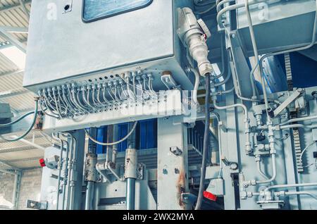 Unità di controllo per grandi apparecchiature industriali. I fili sono collegati all'unità di controllo Foto Stock