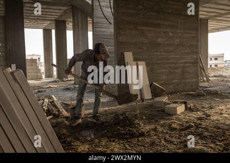 © Chris Huby/le Pictorium/MAXPPP - Raqqa 05/10/2023 Chris Huby/le Pictorium - 05/10/2023 - Syrie/Syrie du nord/Raqqa - Dans les nombreux chantiers de Reconstruction de la ville, Plus de 3000 enfants en Bas age travaillent, dans des conditions de securite absentes. Il generale prives d'ecole, ils accompagnent leurs peres. - Valeurs ACtuelles Out, RUSSIA OUT, NO RUSSIA #norussia/05/10/2023 - Siria/siria settentrionale/Raqqa - nei numerosi siti di ricostruzione della città, oltre 3.000 bambini lavorano in condizioni non sicure. Generalmente privati della scuola, accompagnano il loro Foto Stock