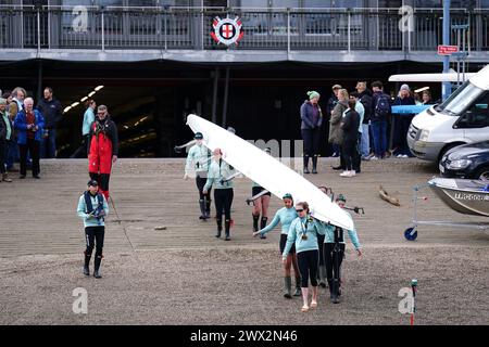 La squadra femminile di Cambridge in vista di una sessione di allenamento sul Tamigi a Putney, Londra. Data foto: Mercoledì 27 marzo 2024. Foto Stock