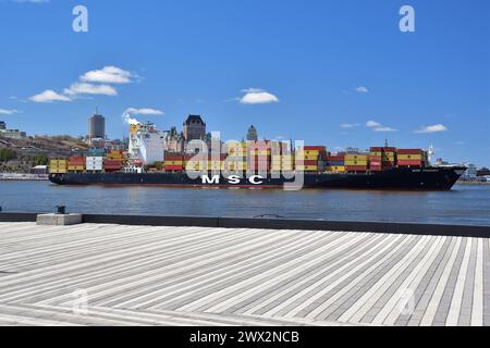 LEVIS, QUEBEC, CANADA - 6 maggio 2022 - nave da carico container, nave da trasporto marittimo sul fiume St-Lawrence di fronte a Chateau Foto Stock