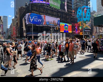 Le strade di Times Square a New York sono affollate mentre i pedoni si fanno strada attraverso il passaggio pedonale Foto Stock