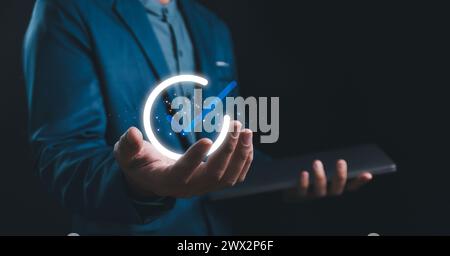 Uomo d'affari che tocca il segno del servizio di alto livello la migliore garanzia di qualità, garanzia, standard, certificazione ISO e standardizzazione Foto Stock