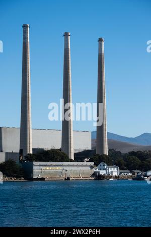 Defunta centrale elettrica di Morro Bay vicino a Morro Rock e Morro Bay, Oceano Pacifico, Morro Bay, California, Stati Uniti. Foto Stock