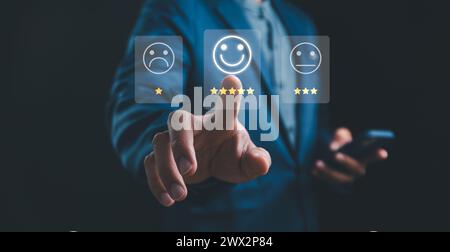 Servizio clienti e soddisfazione, uomo d'affari che dà feedback soddisfazione. Recensione positiva a cinque stelle. Sondaggi sulla soddisfazione dei clienti, bene, cinque stelle Foto Stock