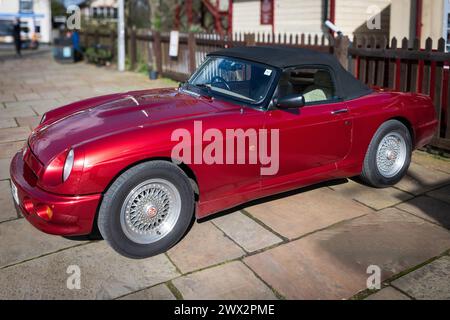 Vettura sportiva rossa classica convertibile MG V8. Foto Stock