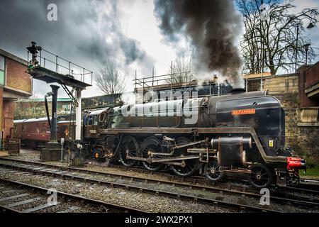 BR Standard Classe 7 70000 locomotiva a vapore Brittania vista sulla ferrovia del Lancashire orientale. Stazione di By Bolton Street. Foto Stock