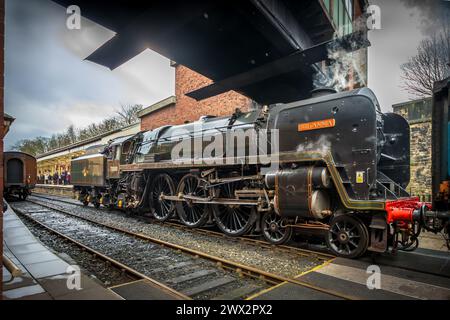 BR Standard Classe 7 70000 locomotiva a vapore Brittania vista sulla ferrovia del Lancashire orientale. Stazione di By Bolton Street. Foto Stock