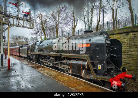BR Standard Classe 7 70000 locomotiva a vapore Brittania vista sulla ferrovia del Lancashire orientale. Stazione di By Bolton Street. Foto Stock
