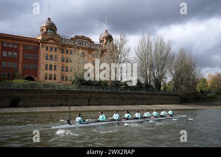 La squadra femminile di Cambridge durante una sessione di allenamento sul Tamigi a Putney, Londra. Data foto: Mercoledì 27 marzo 2024. Foto Stock