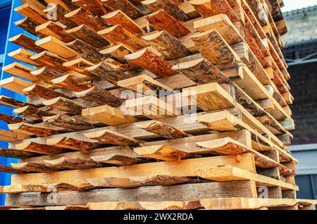 Le tavole in legno di pino sono impilate per asciugarsi in fabbrica Foto Stock