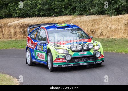 Connor McCloskey nella Ford Focus RS WRC 09 di Mikko Hirvonen 2009 al Goodwood Festival of Speed, Sussex, Regno Unito 2023 Foto Stock