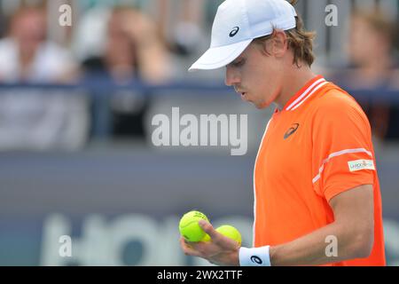 MIAMI GARDENS, FLORIDA - MARZO 25: Alex De Minaur (Australia) vs Jan-Lennard Struff (Germania) durante il Miami Open Day 10 2024 presentato da Itaú all'Hard Rock Stadium il 25 marzo 2024 a Miami Gardens, Florida. (Foto di JL/Sipa USA) Foto Stock