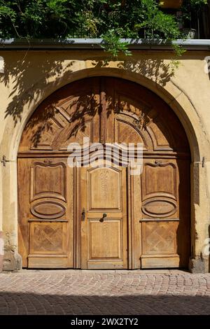 Antico cancello d'ingresso storico in quercia su una casa nella città vecchia di Colmar in Francia Foto Stock