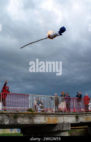 Ardente effigie Morena che volano attraverso l'aria durante il tradizionale rituale primaverile slavo con un drammatico cielo nuvoloso che mostra il momento della cerimonia popolare d'addio invernale Foto Stock