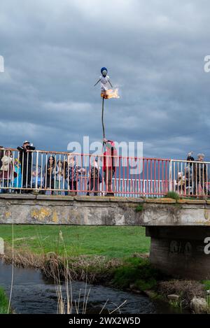 Tradizionale Morena slava rituale ardente sul ponte con la folla che guarda la cerimonia d'addio invernale durante la celebrazione popolare dell'equinozio primaverile Foto Stock