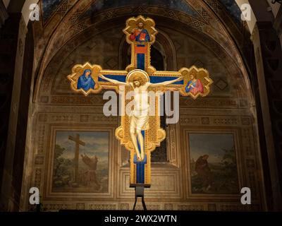 FIRENZE, ITALIA - 23 MARZO 2024 interno della Chiesa di San Salvatore in Ognissanti. Crocifisso a croce dipinto da Giotto Foto Stock