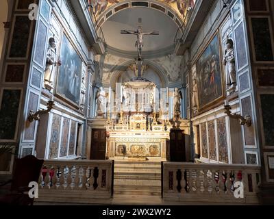 FIRENZE, ITALIA - 23 MARZO 2024 interno della Chiesa di San Salvatore a Ognissanti. Foto Stock