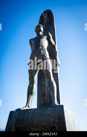 L'iconica statua del surfista sul litorale di Santa Cruz, California, USA. Foto Stock