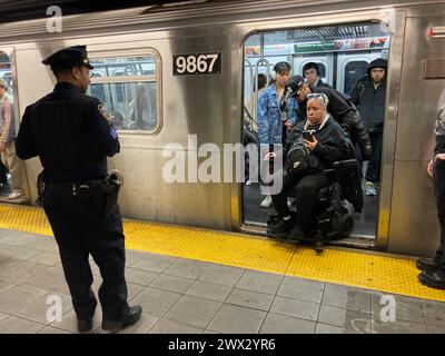 Agente della polizia di New York sulla stazione Jay Street-Borough Hall a Brooklyn a New York sabato 16 marzo 2024. (© Frances M. Roberts) Foto Stock