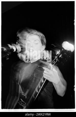 TANYA DONELLY, BELLY, 1995: Tanya Donelly of Belly suona dal vivo alla Bristol University Anson Room il 24 febbraio 1995. Fotografia: Rob Watkins. INFO: Belly, una band alternative rock originaria di Newport, Rhode Island, emerse negli anni '90 con il loro suono melodico e i testi introspettivi. Successi come "Feed the Tree" hanno mostrato la loro accattivante miscela di folk e alternative rock, guadagnando loro un seguito devoto. Foto Stock