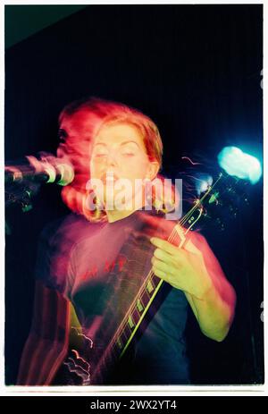 TANYA DONELLY, BELLY, 1995: Tanya Donelly of Belly suona dal vivo alla Bristol University Anson Room il 24 febbraio 1995. Fotografia: Rob Watkins. INFO: Belly, una band alternative rock originaria di Newport, Rhode Island, emerse negli anni '90 con il loro suono melodico e i testi introspettivi. Successi come "Feed the Tree" hanno mostrato la loro accattivante miscela di folk e alternative rock, guadagnando loro un seguito devoto. Foto Stock