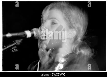 TANYA DONELLY, BELLY, 1995: Tanya Donelly of Belly suona dal vivo alla Bristol University Anson Room il 24 febbraio 1995. Fotografia: Rob Watkins. INFO: Belly, una band alternative rock originaria di Newport, Rhode Island, emerse negli anni '90 con il loro suono melodico e i testi introspettivi. Successi come "Feed the Tree" hanno mostrato la loro accattivante miscela di folk e alternative rock, guadagnando loro un seguito devoto. Foto Stock