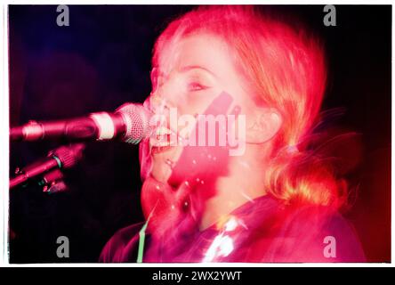 TANYA DONELLY, BELLY, 1995: Tanya Donelly of Belly suona dal vivo alla Bristol University Anson Room il 24 febbraio 1995. Fotografia: Rob Watkins. INFO: Belly, una band alternative rock originaria di Newport, Rhode Island, emerse negli anni '90 con il loro suono melodico e i testi introspettivi. Successi come "Feed the Tree" hanno mostrato la loro accattivante miscela di folk e alternative rock, guadagnando loro un seguito devoto. Foto Stock