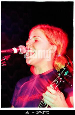 TANYA DONELLY, BELLY, 1995: Tanya Donelly of Belly suona dal vivo alla Bristol University Anson Room il 24 febbraio 1995. Fotografia: Rob Watkins. INFO: Belly, una band alternative rock originaria di Newport, Rhode Island, emerse negli anni '90 con il loro suono melodico e i testi introspettivi. Successi come "Feed the Tree" hanno mostrato la loro accattivante miscela di folk e alternative rock, guadagnando loro un seguito devoto. Foto Stock