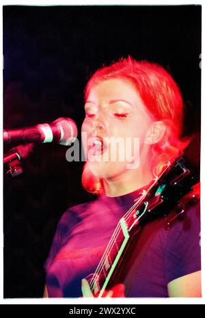 TANYA DONELLY, BELLY, 1995: Tanya Donelly of Belly suona dal vivo alla Bristol University Anson Room il 24 febbraio 1995. Fotografia: Rob Watkins. INFO: Belly, una band alternative rock originaria di Newport, Rhode Island, emerse negli anni '90 con il loro suono melodico e i testi introspettivi. Successi come "Feed the Tree" hanno mostrato la loro accattivante miscela di folk e alternative rock, guadagnando loro un seguito devoto. Foto Stock
