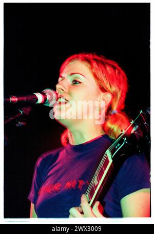 TANYA DONELLY, BELLY, 1995: Tanya Donelly of Belly suona dal vivo alla Bristol University Anson Room il 24 febbraio 1995. Fotografia: Rob Watkins. INFO: Belly, una band alternative rock originaria di Newport, Rhode Island, emerse negli anni '90 con il loro suono melodico e i testi introspettivi. Successi come "Feed the Tree" hanno mostrato la loro accattivante miscela di folk e alternative rock, guadagnando loro un seguito devoto. Foto Stock