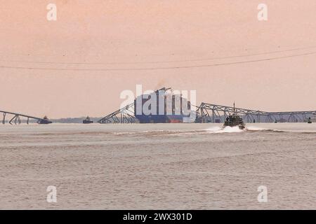 Baltimora, Stati Uniti. 26 marzo 2024. 26 marzo 2024, Francis Scott Key Bridge, Baltimora, Maryland, Stati Uniti. Il Francis Scott Key Bridge fu colpito da una nave cargo internazionale e crollò. Le auto cadono in acqua e anche i lavoratori sono stati gettati via. C'è una squadra di ricerca e soccorso e il porto di Baltimora è molto colpito. (Foto di Robyn Stevens Brody/Sipa USA) credito: SIPA USA/Alamy Live News Foto Stock