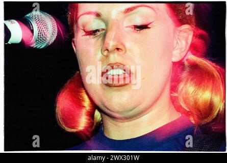 TANYA DONELLY, BELLY, 1995: Tanya Donelly of Belly suona dal vivo alla Bristol University Anson Room il 24 febbraio 1995. Fotografia: Rob Watkins. INFO: Belly, una band alternative rock originaria di Newport, Rhode Island, emerse negli anni '90 con il loro suono melodico e i testi introspettivi. Successi come "Feed the Tree" hanno mostrato la loro accattivante miscela di folk e alternative rock, guadagnando loro un seguito devoto. Foto Stock