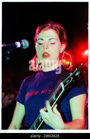 TANYA DONELLY, BELLY, 1995: Tanya Donelly of Belly suona dal vivo alla Bristol University Anson Room il 24 febbraio 1995. Fotografia: Rob Watkins. INFO: Belly, una band alternative rock originaria di Newport, Rhode Island, emerse negli anni '90 con il loro suono melodico e i testi introspettivi. Successi come "Feed the Tree" hanno mostrato la loro accattivante miscela di folk e alternative rock, guadagnando loro un seguito devoto. Foto Stock