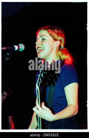 TANYA DONELLY, BELLY, 1995: Tanya Donelly of Belly suona dal vivo alla Bristol University Anson Room il 24 febbraio 1995. Fotografia: Rob Watkins. INFO: Belly, una band alternative rock originaria di Newport, Rhode Island, emerse negli anni '90 con il loro suono melodico e i testi introspettivi. Successi come "Feed the Tree" hanno mostrato la loro accattivante miscela di folk e alternative rock, guadagnando loro un seguito devoto. Foto Stock